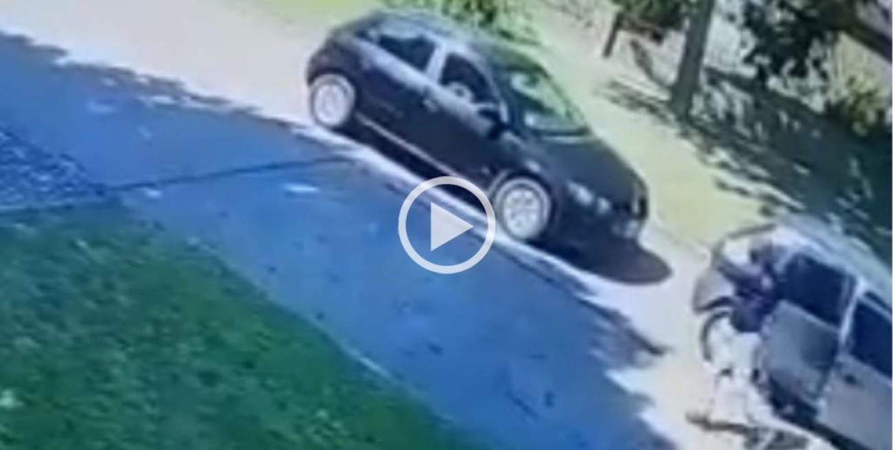 Video: roban un auto a plena luz del día en Rosario