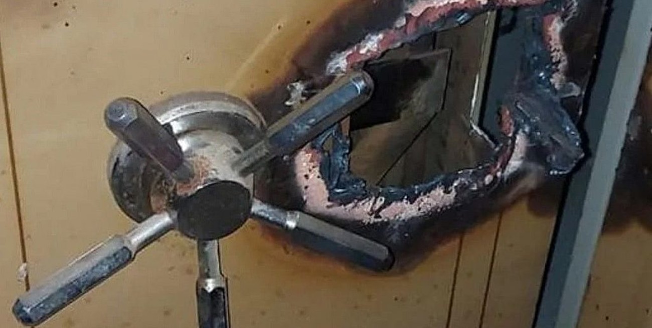 Carcarañá: entraron por el techo de la casa del intendente para robar en un supermercado