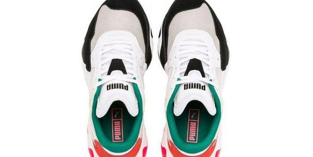 Polémica por unas zapatillas parecidas a Hitler