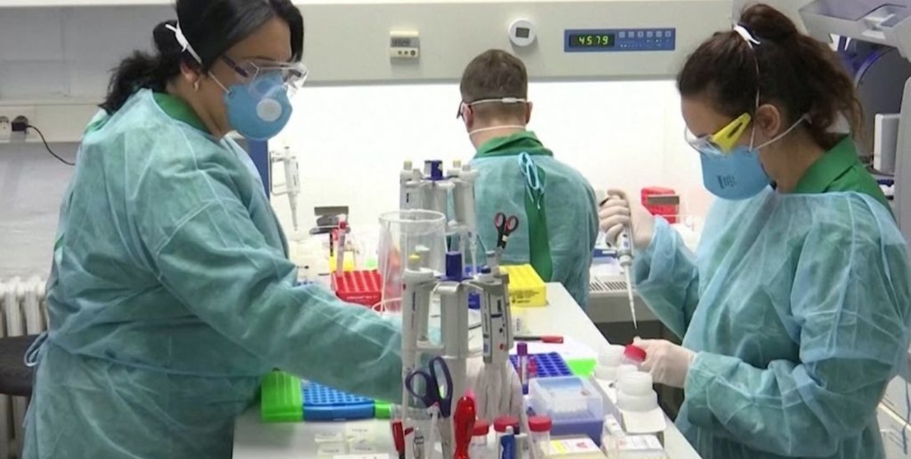 Reino Unido planea infectar a voluntarios con coronavirus para probar vacunas