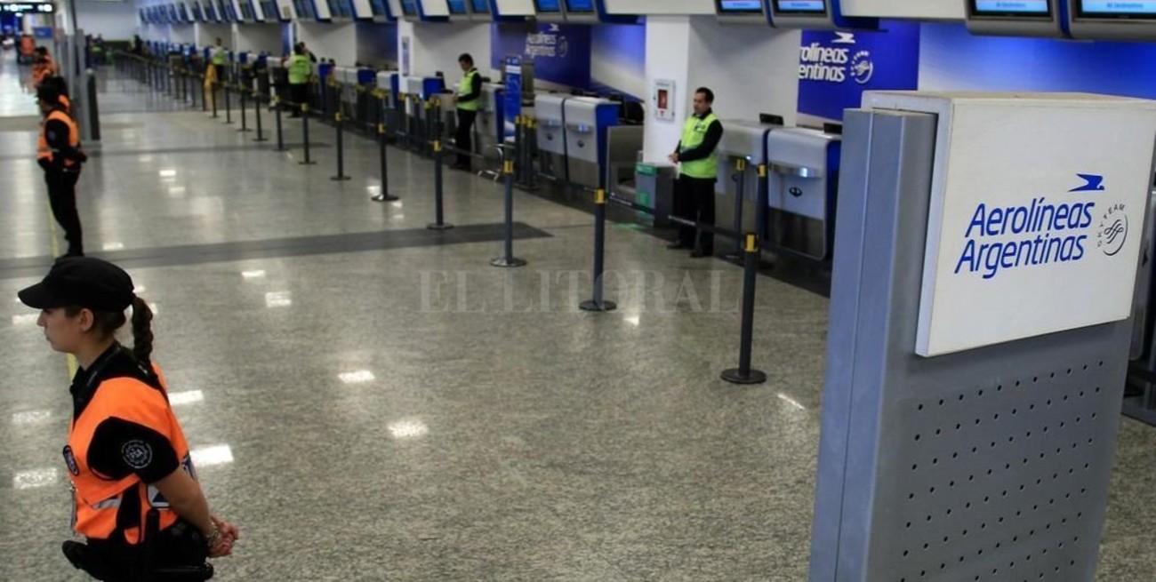 No hay vuelos de Aerolíneas Argentinas y Austral en todo el país