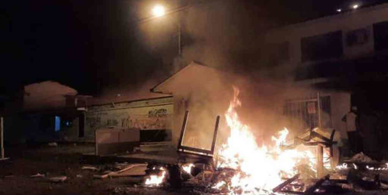 Colombia: incendiaron la sede de una alcaldía tras la muerte de un joven en un operativo policial