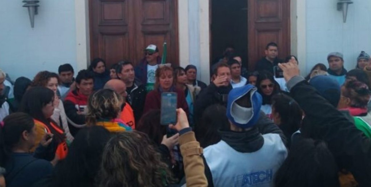 Los empleados públicos chubutenses cobran en cuatro cuotas el sueldo 