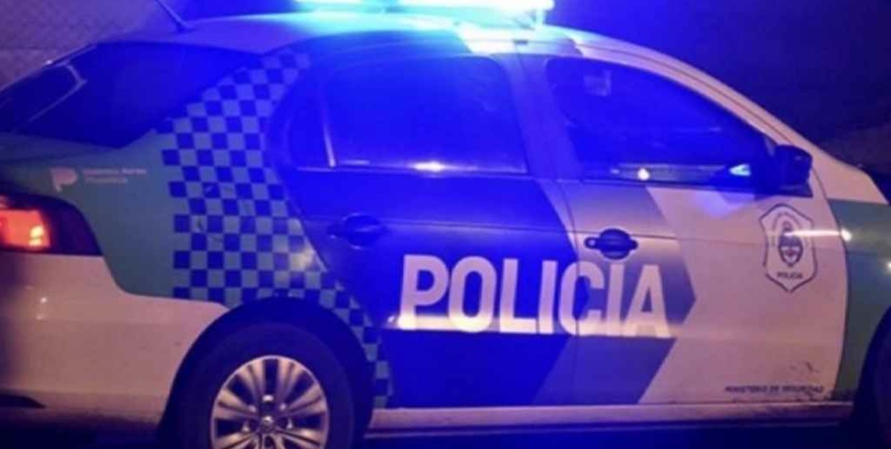 Una mujer fue asesinada de un balazo mientras conducía y su auto se estrelló contra una vivienda 