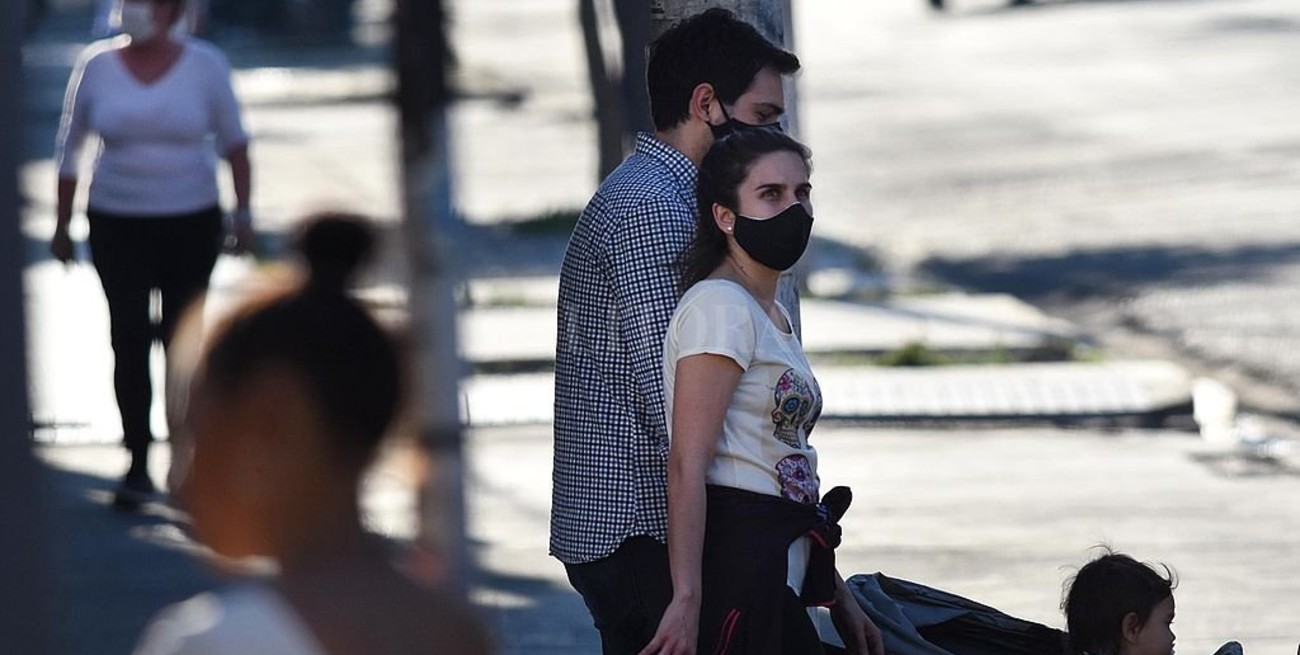 Confirman 17 muertes y 2.139 nuevos casos de Covid en la provincia, 144 de la ciudad