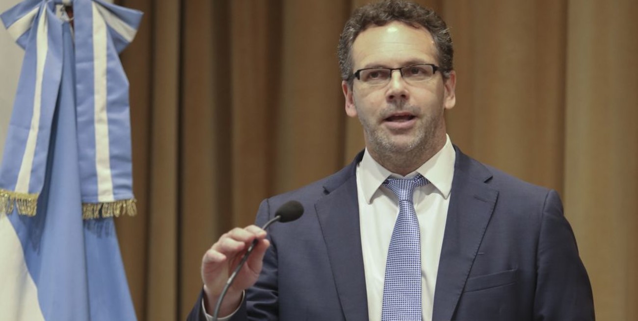 Sandleris: "Ni loco compraría  dólares en este momento" 