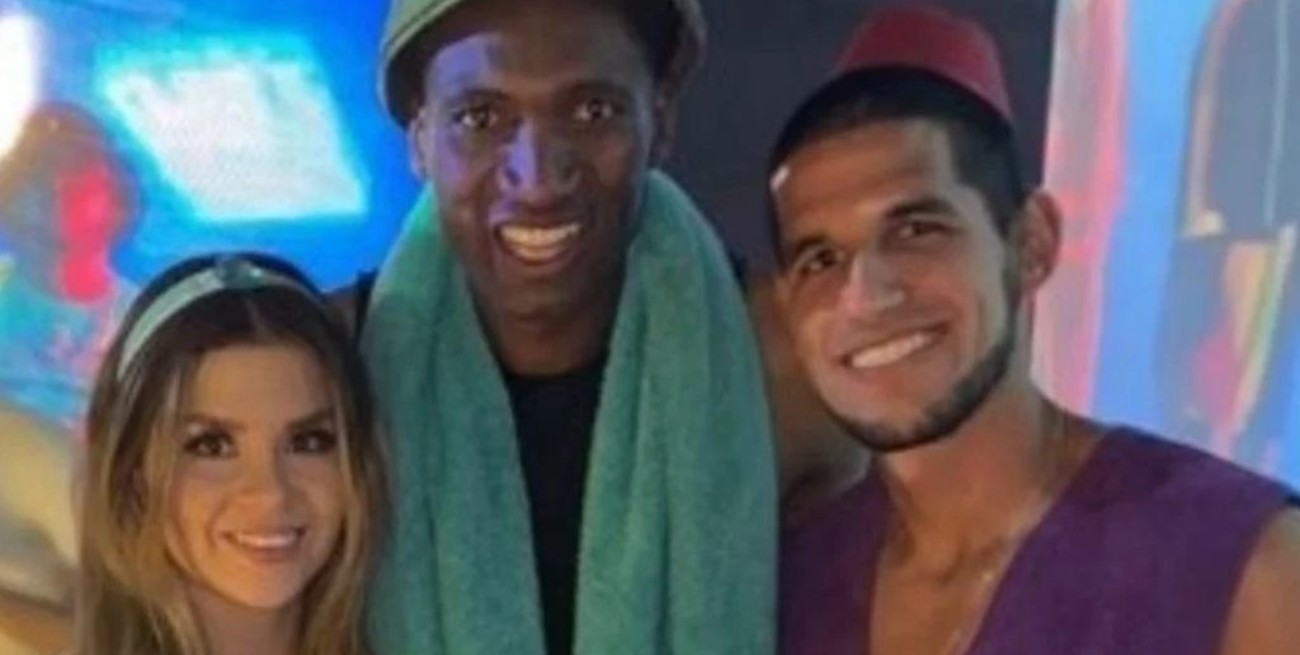 Vélez hizo una fiesta de disfraces y Alexander Domínguez fue del "Negro de WhatsApp"