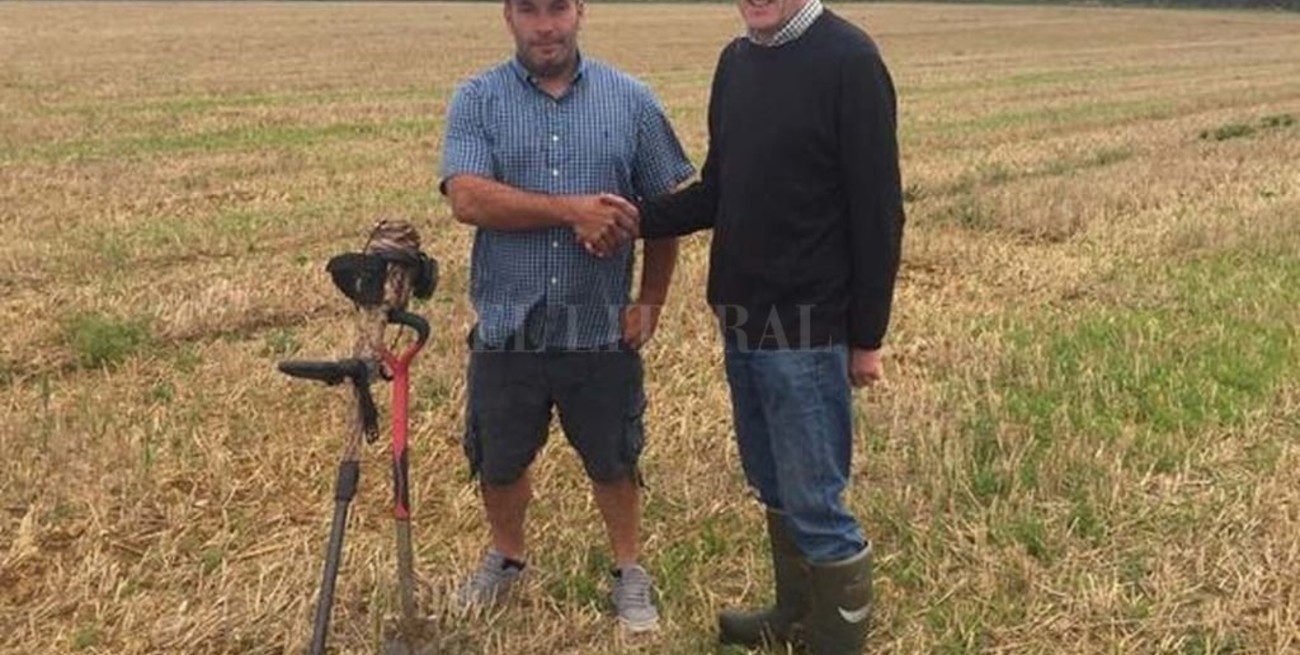 Salió a buscar un"tesoro" con un detector de metal, y lo encontró