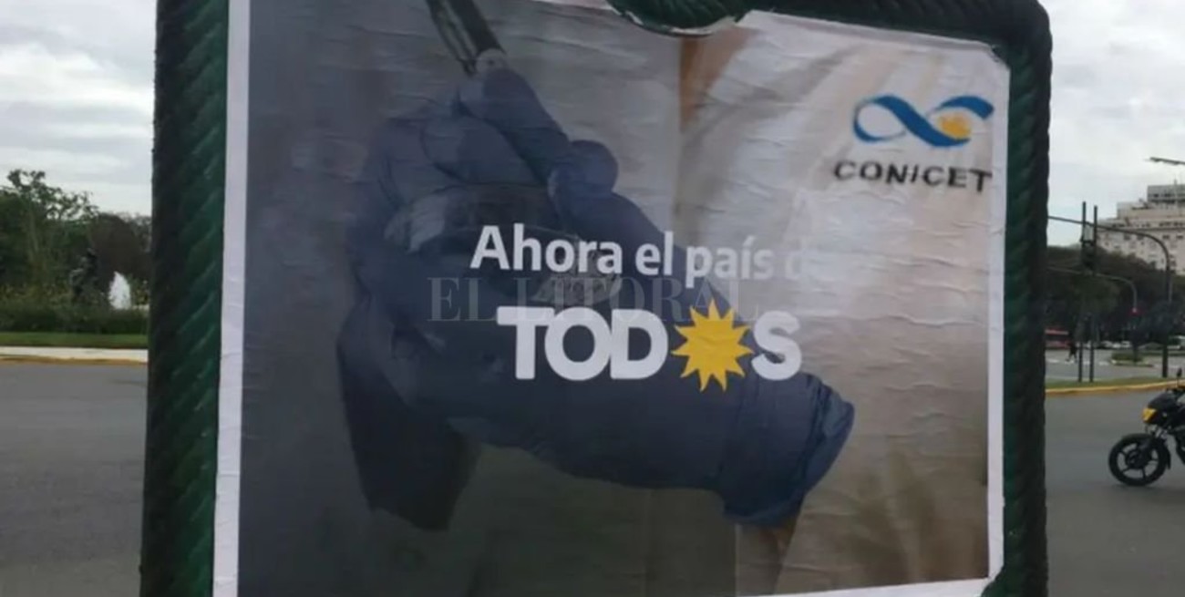 Afiches políticos enojaron a científicos de Conicet