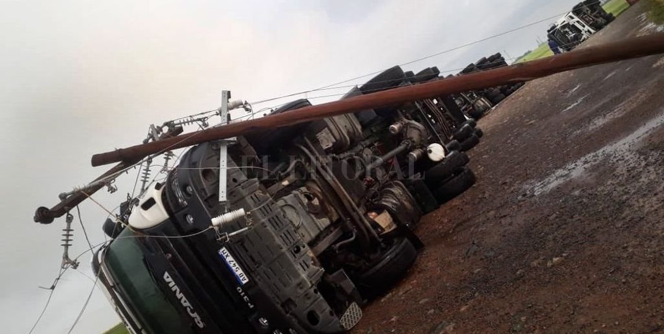 Fuertes vientos volcaron cinco camiones en Azul