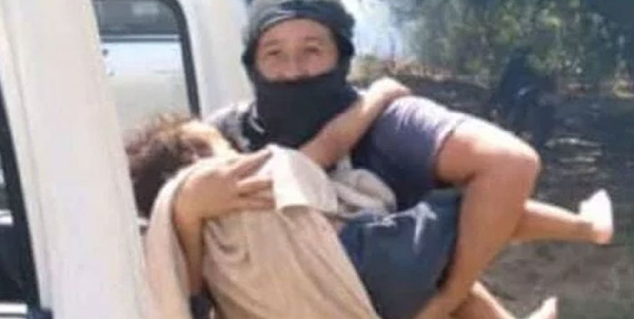 Una Bombera rescató a un niño de un incendio en Corrientes