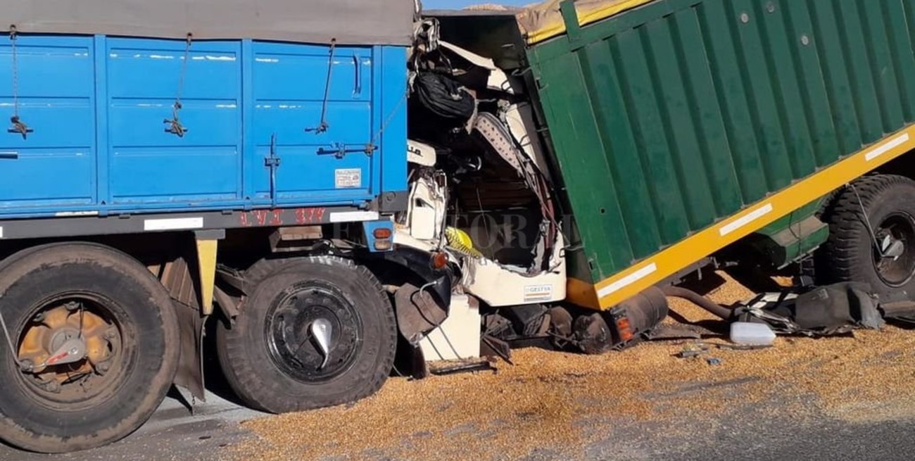 Trágico choque de camiones durante el traslado de la cosecha gruesa