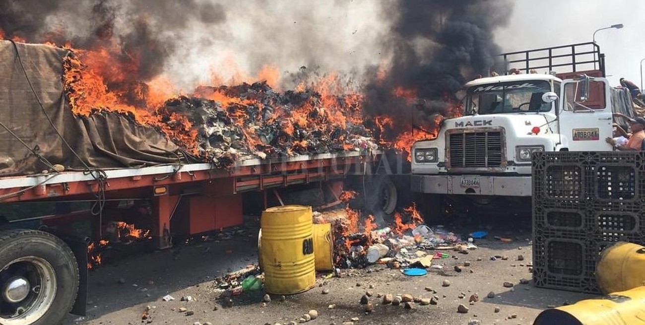 Denuncian que la Policía Nacional Bolivariana quemó la ayuda humanitaria que ingresó por Colombia