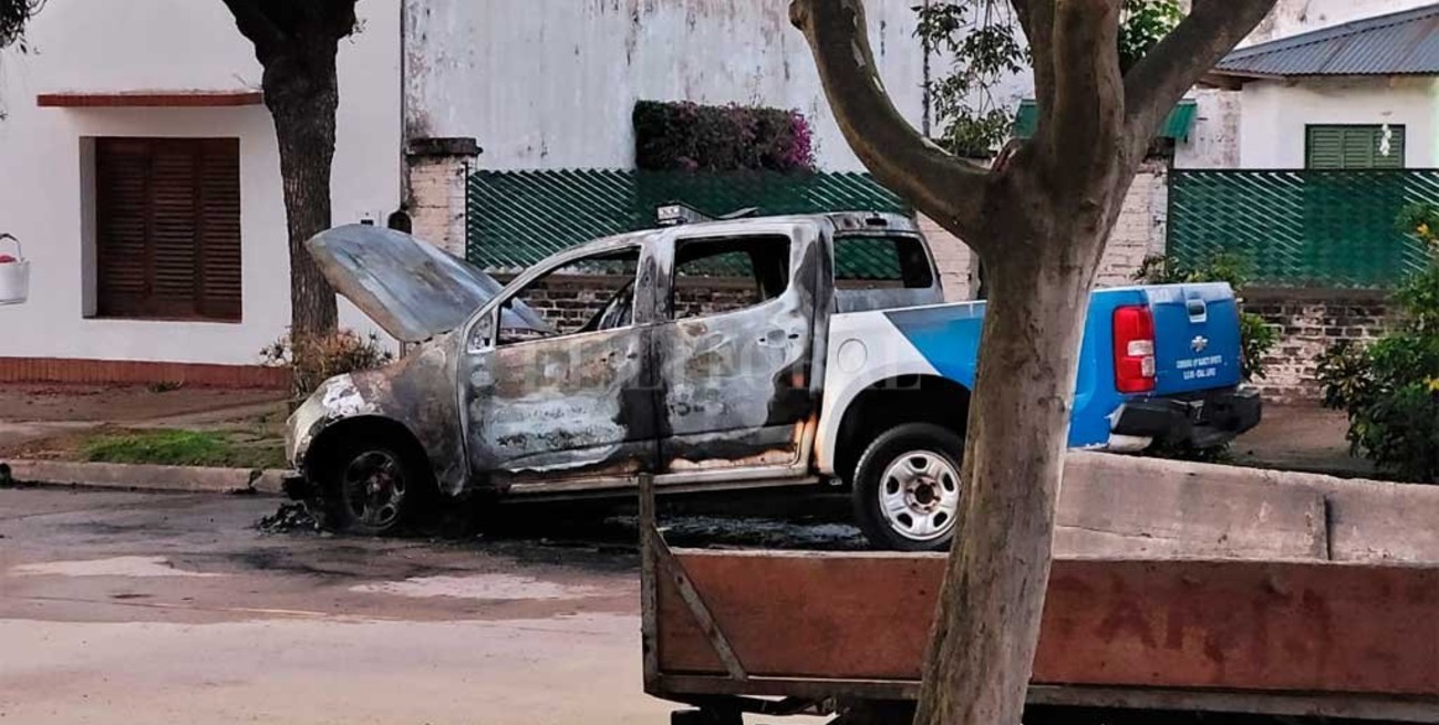Incendian dos móviles policiales frente a la Comisaría de Sancti Spíritu