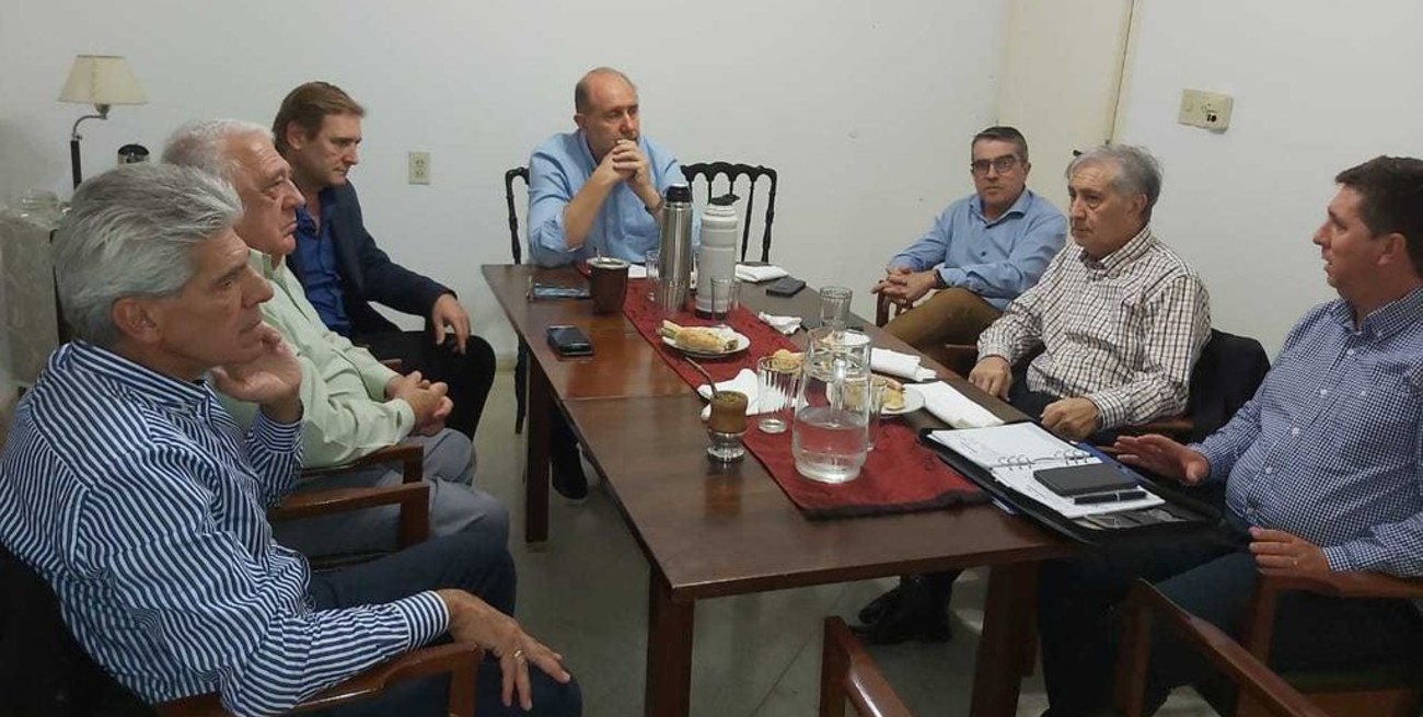 El gobernador con los senadores del peronismo que lidera Traferri