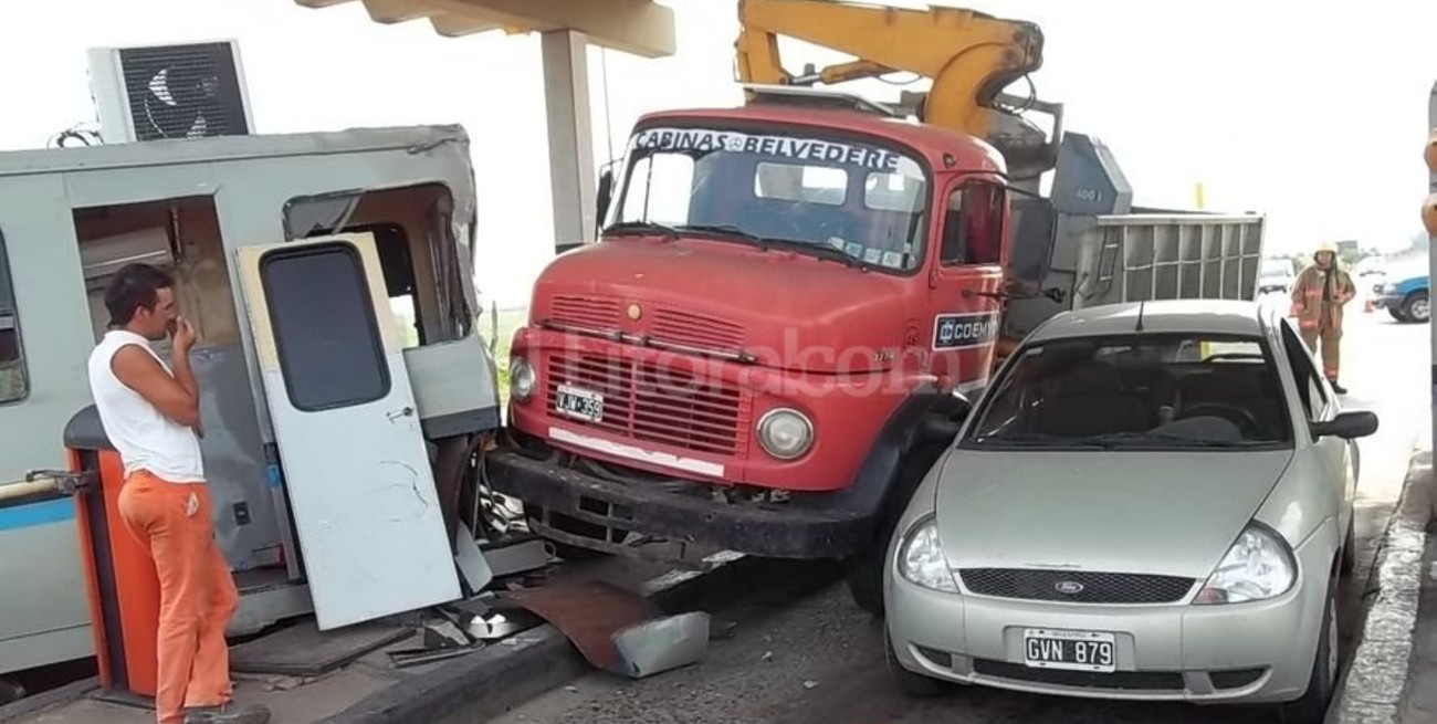 Ruta 19: camión embistió una cabina de peaje