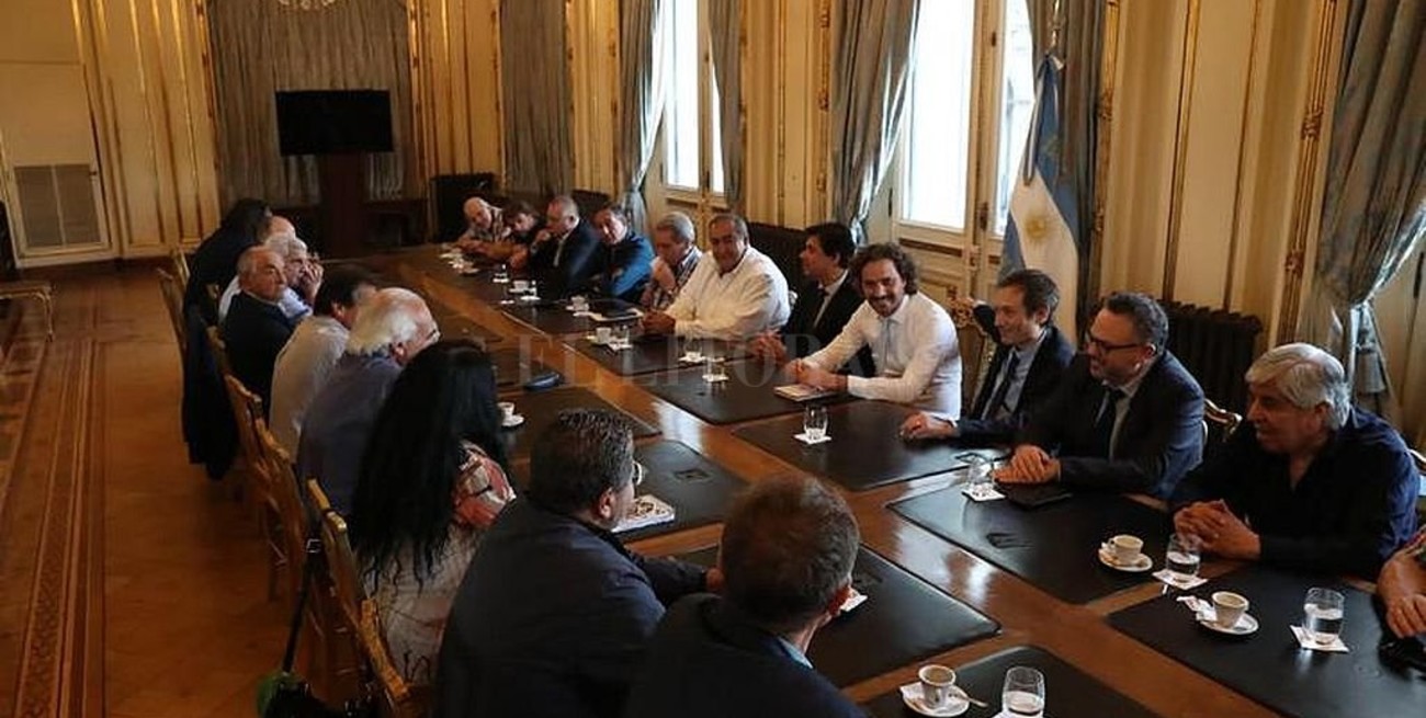 El Gobierno acordó con los gremios el pago de una suma fija para el sector privado