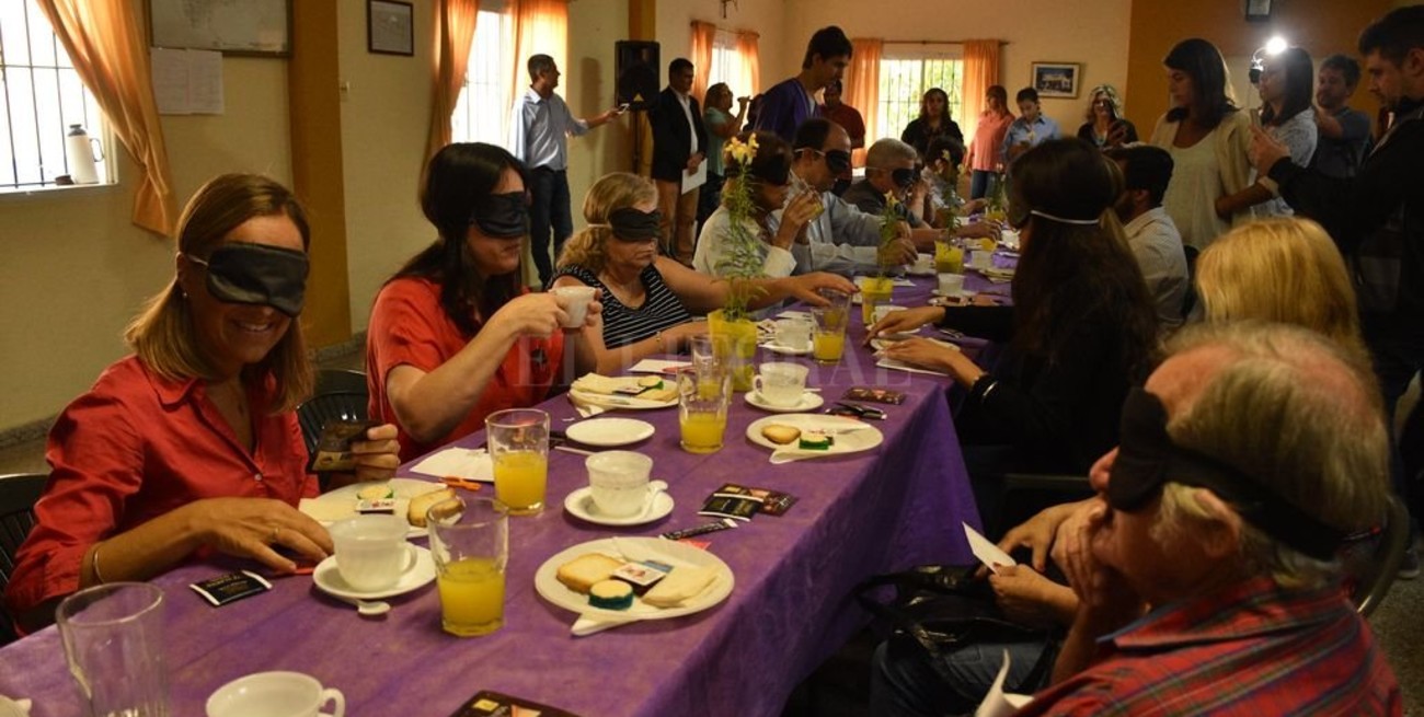 Desayuno a oscuras: una hora a ciegas y en el lugar del otro