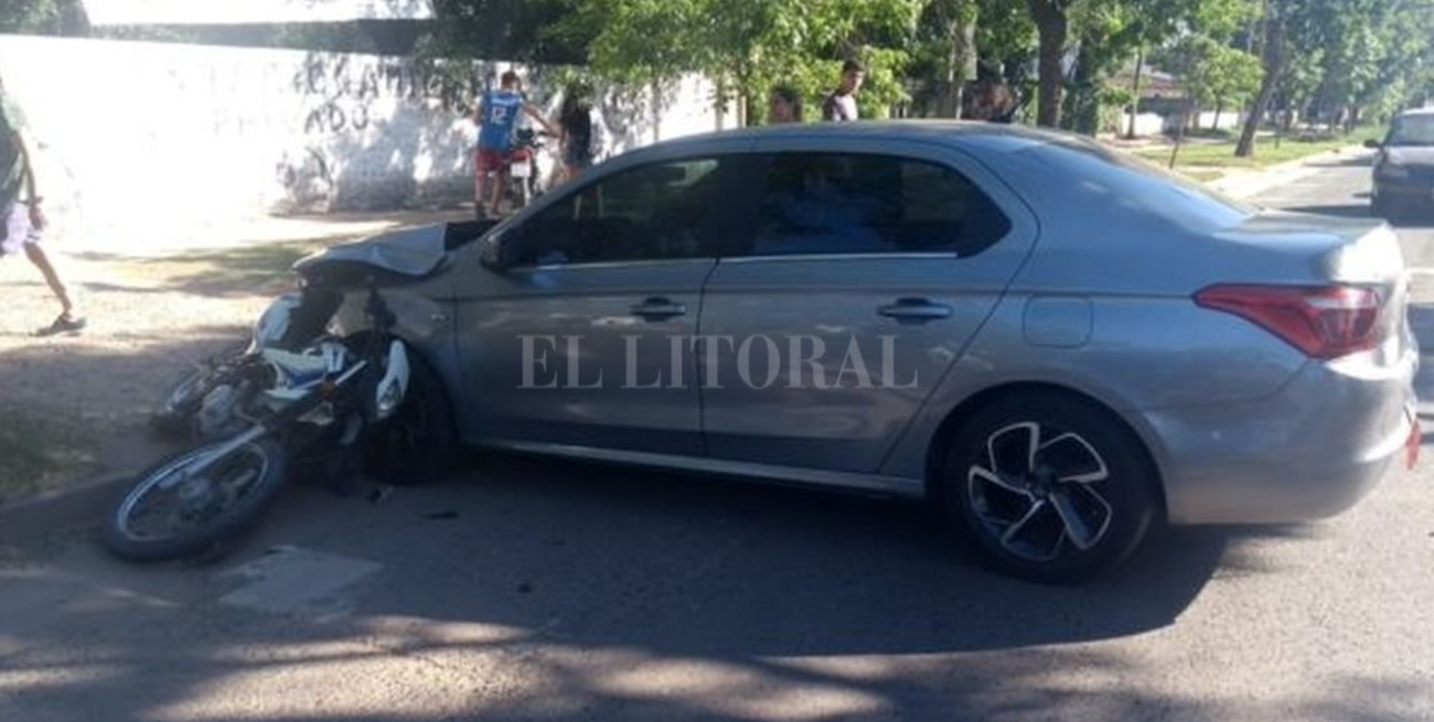 Agoniza un joven que se accidentó con su moto