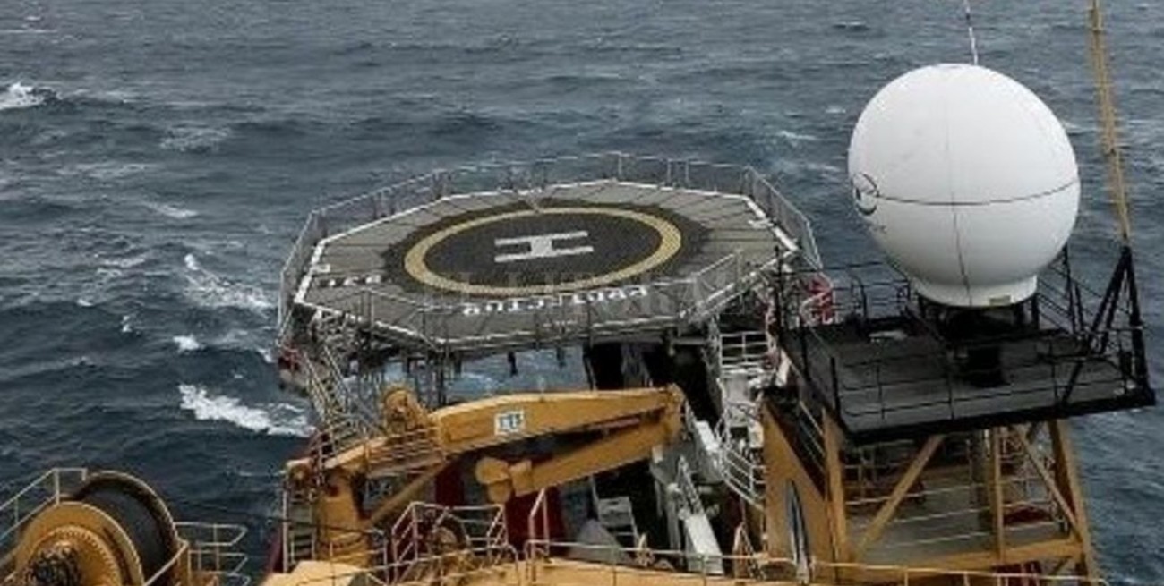 Cinco barcos buscan bajo el agua al submarino, entre olas de seis metros