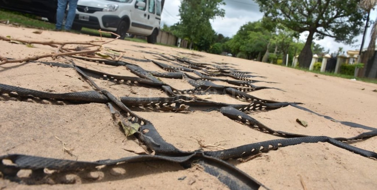 En Colastiné Norte reclaman que las  geoceldas están rotas y al descubierto