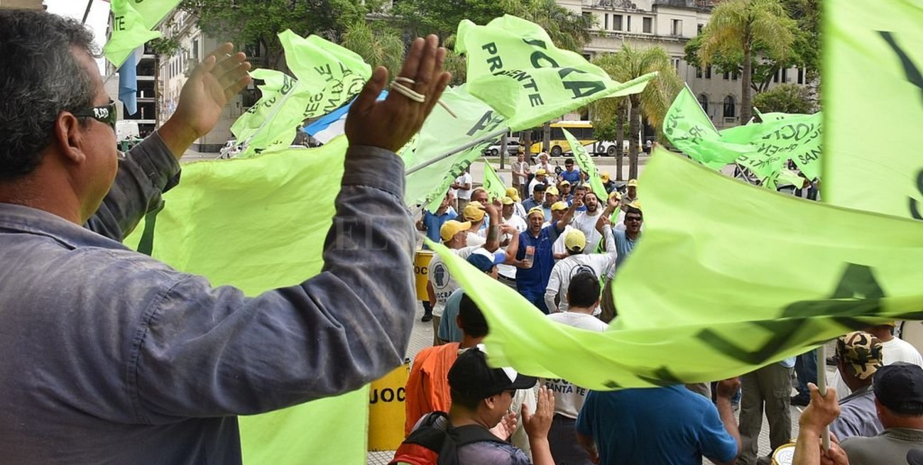 Protesta de la UOCRA por despidos en obras públicas