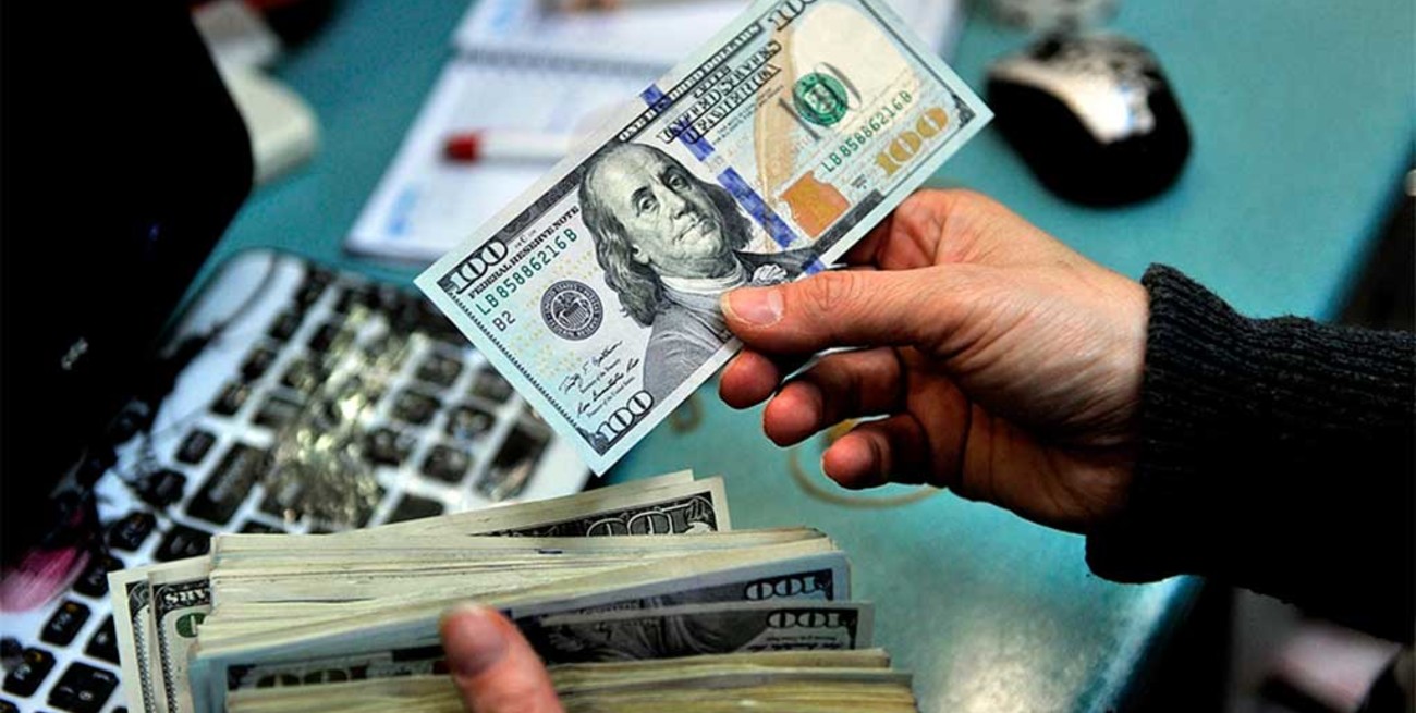 El dólar "blue" marca récord antes de fin de año: 208 pesos