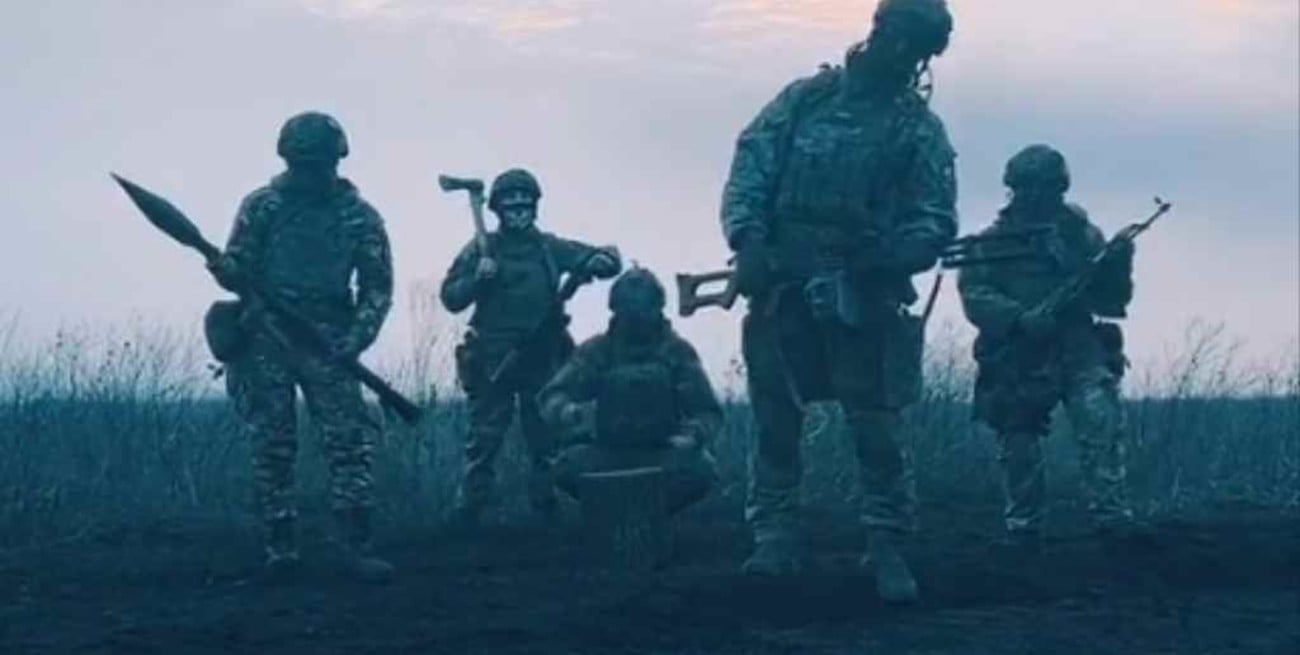 Viral: un soldado ucraniano sube TikToks para mostrar a su familia que sigue con vida 