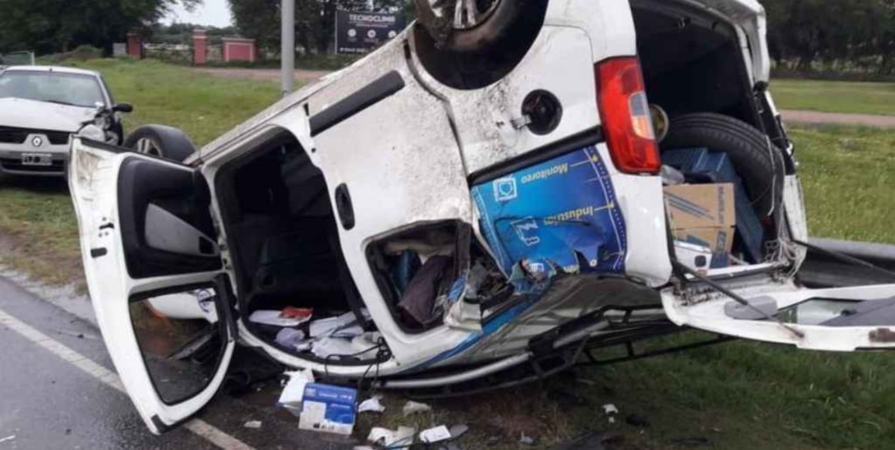 Impactante: perdió el control de su auto, volcó y ocasionó un choque en la ruta E-53 de Córdoba