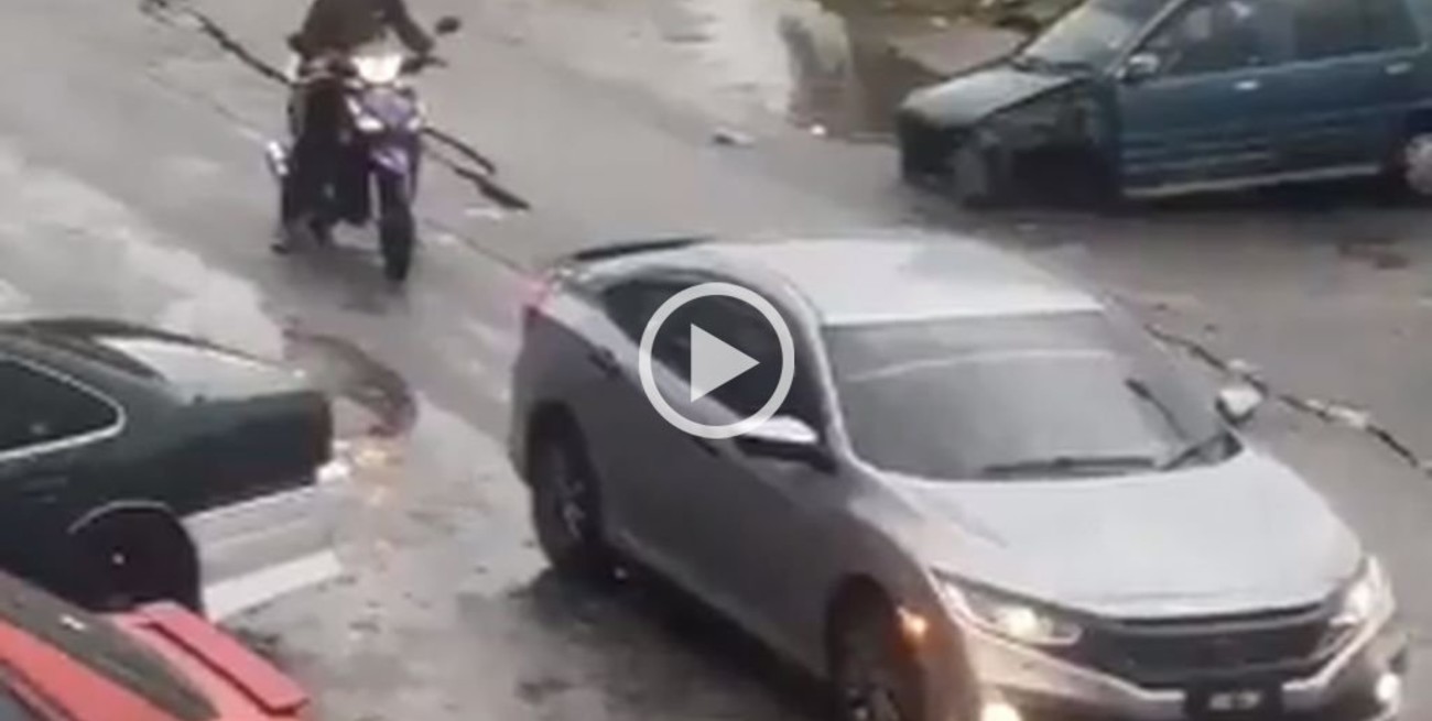 Video: en menos de un minuto, un deslave se "tragó" cinco autos en Malasia