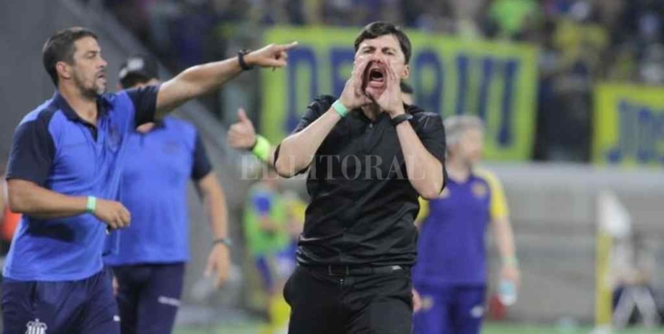 En San Lorenzo se cansaron de esperar al Cacique Medina y van por Crespo