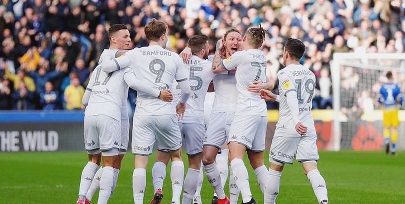Leeds de Bielsa goleó 4-0 y quedó a un punto del líder