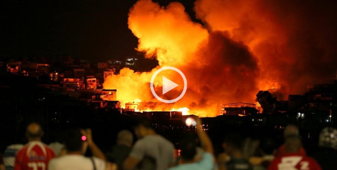 Un incendio destruye un barrio entero de la ciudad brasileña de Manaos