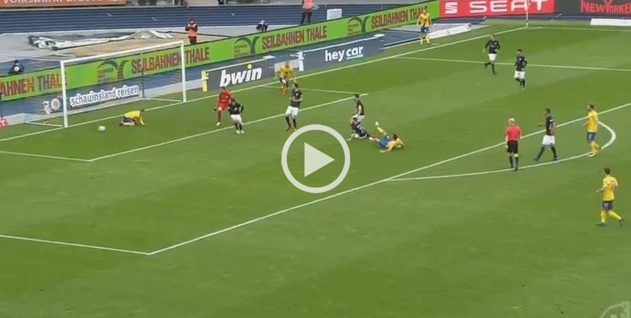 Video: Erró un gol insólito y luego evitó el del compañero en la misma jugada