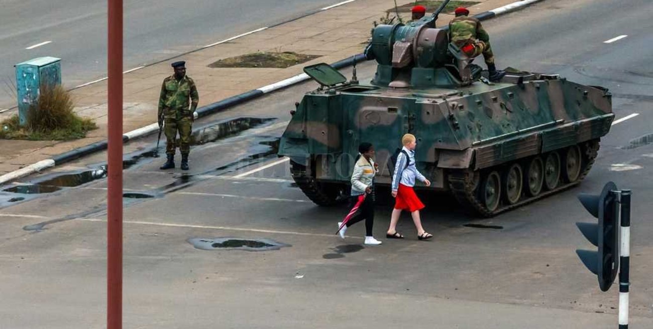Fuerzas Armadas de Zimbabwe niegan un golpe y hablan de "restauración de la democracia"
