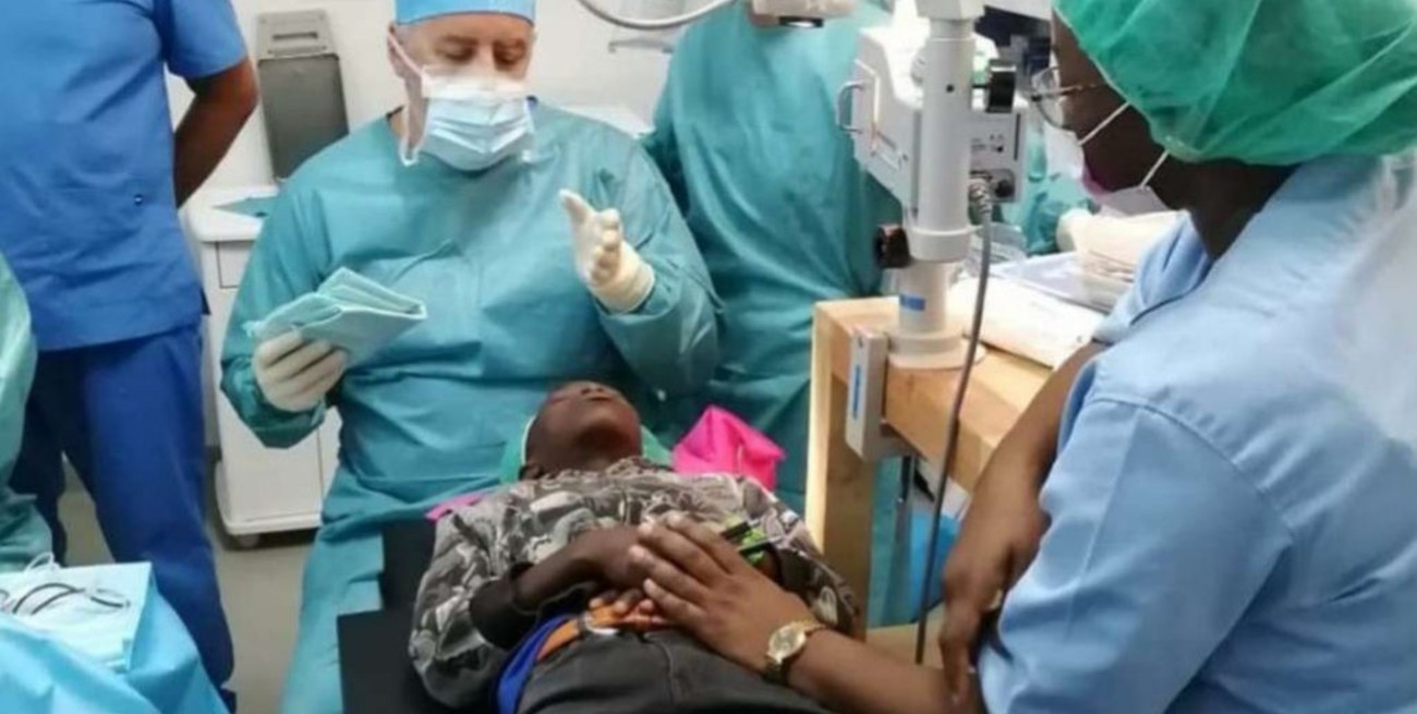 Médicos argentinos pudieron devolverle la vista a 1062 personas ciegas en África, gracias a la ayuda de Messi