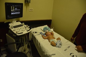 Guillermo Di Salvattore La ministra de Salud Andrea Uboldi aseguró ayer que en el hospital se van a seguir realizando las cirugías cardiovasculares. Esta es una de las salas de diagnóstico y control.