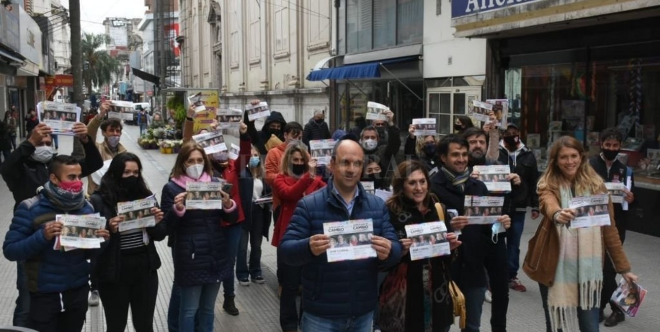 José Corral y Chuchi Molina cerraron su campaña en Santa Fe dialogando con vecinos