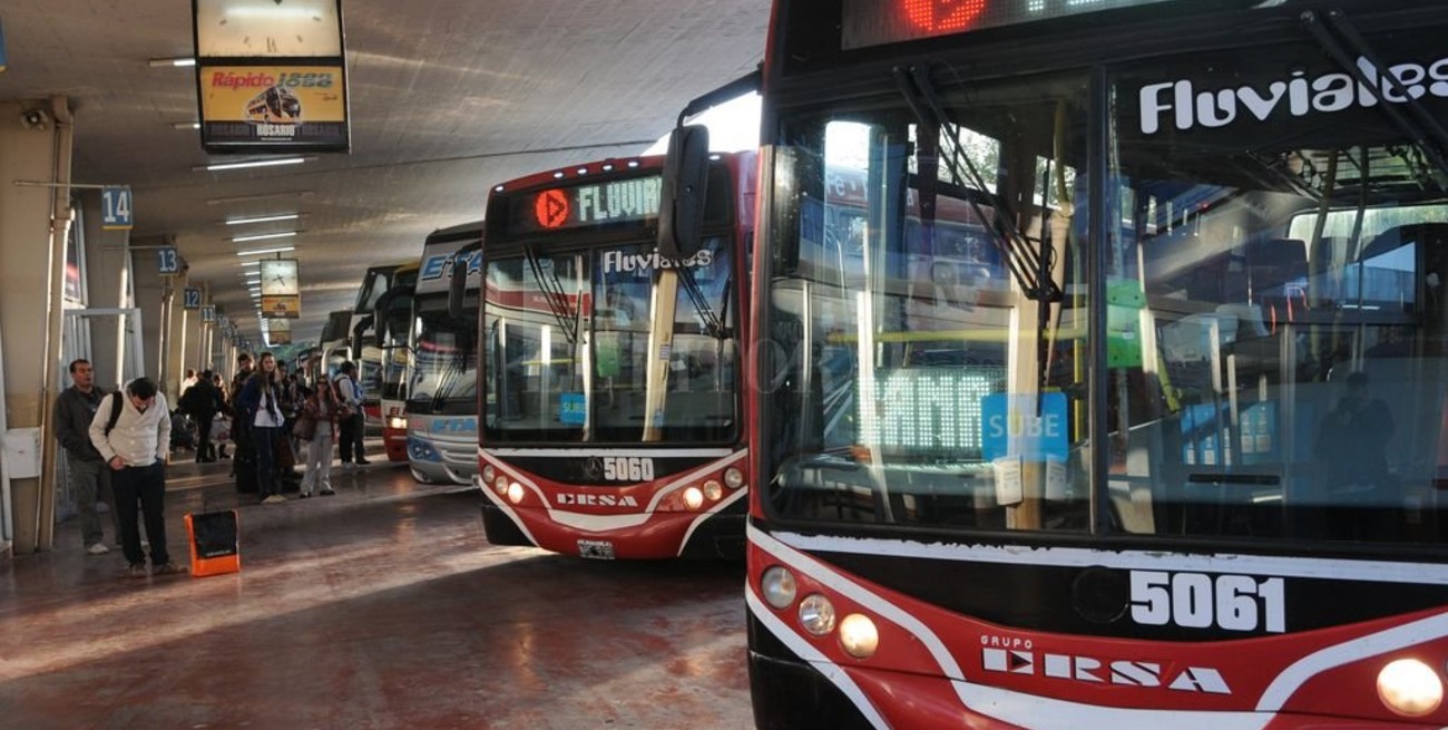 Colectivo Santa Fe - Paraná: consideran "un retroceso" volver a viajar parado