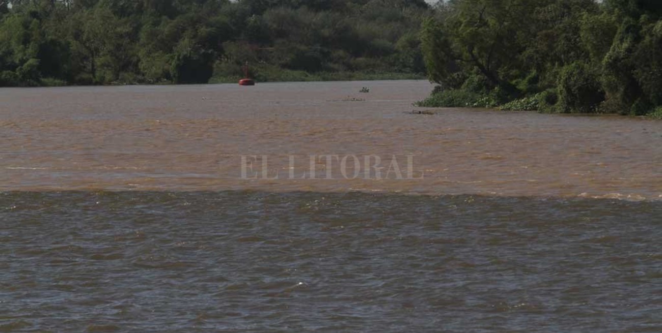 Los dos tonos de la laguna son un atractivo natural santafesino