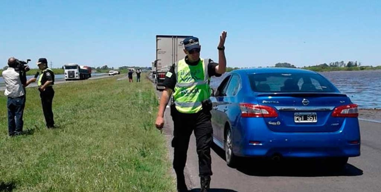 La autopista Santa Fe - Rosario sigue cortada por agua en la calzada