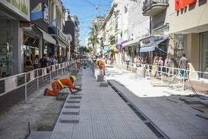 Archivo Los comerciantes están pagando el 90 % de la obra. La mayoría de los propietarios tienen una cuota de $ 4.000 y sumado al incremento de la luz no se puede sostener la actividad , señaló Marisel Danielle, coordinadora de la Asociación de Amigos de calle San Martín.