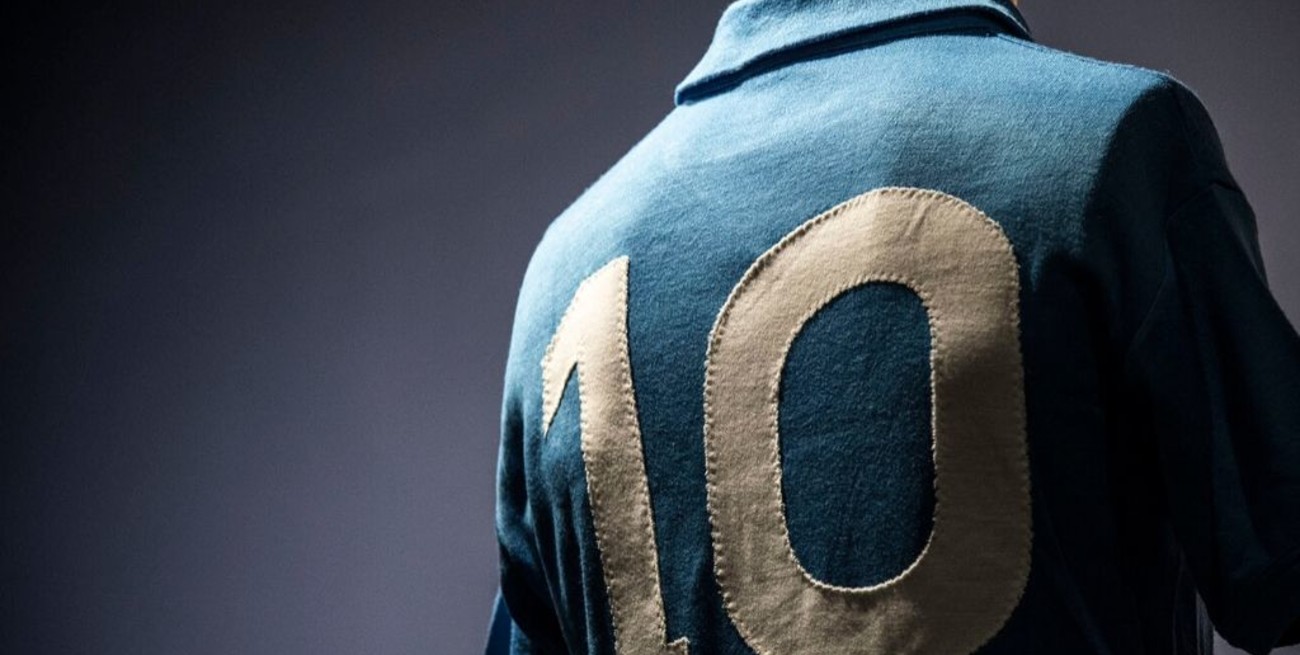 Una camiseta que usó Maradona en el Nápoli fue subastada en 7.500 euros