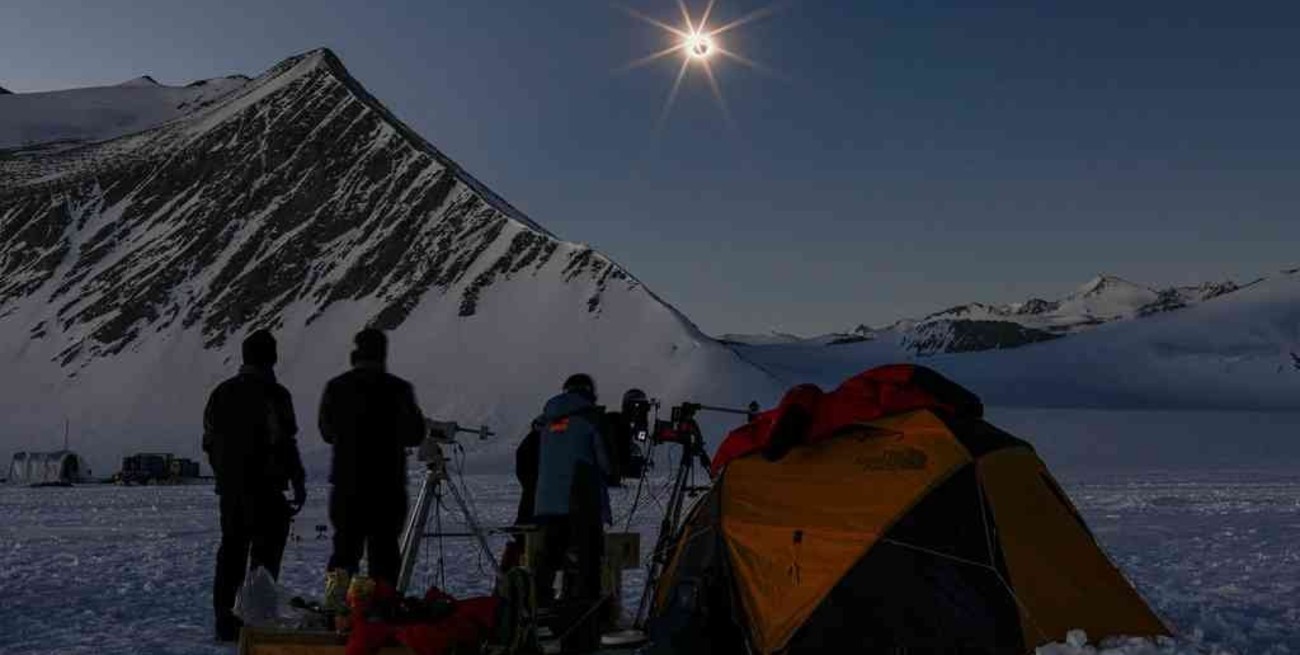 El último eclipse solar del año en el mundo oscureció a la Antártida