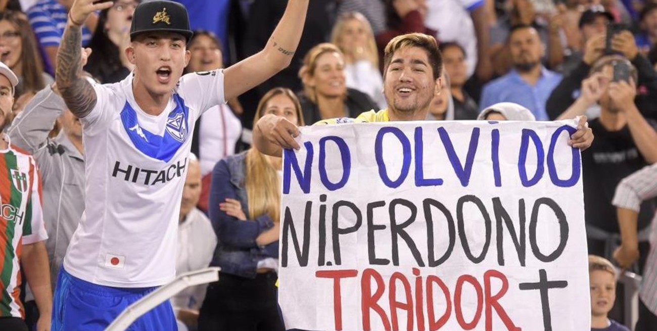 Sanción para un hincha de Vélez que colgó una bandera contra Mauro Zárate