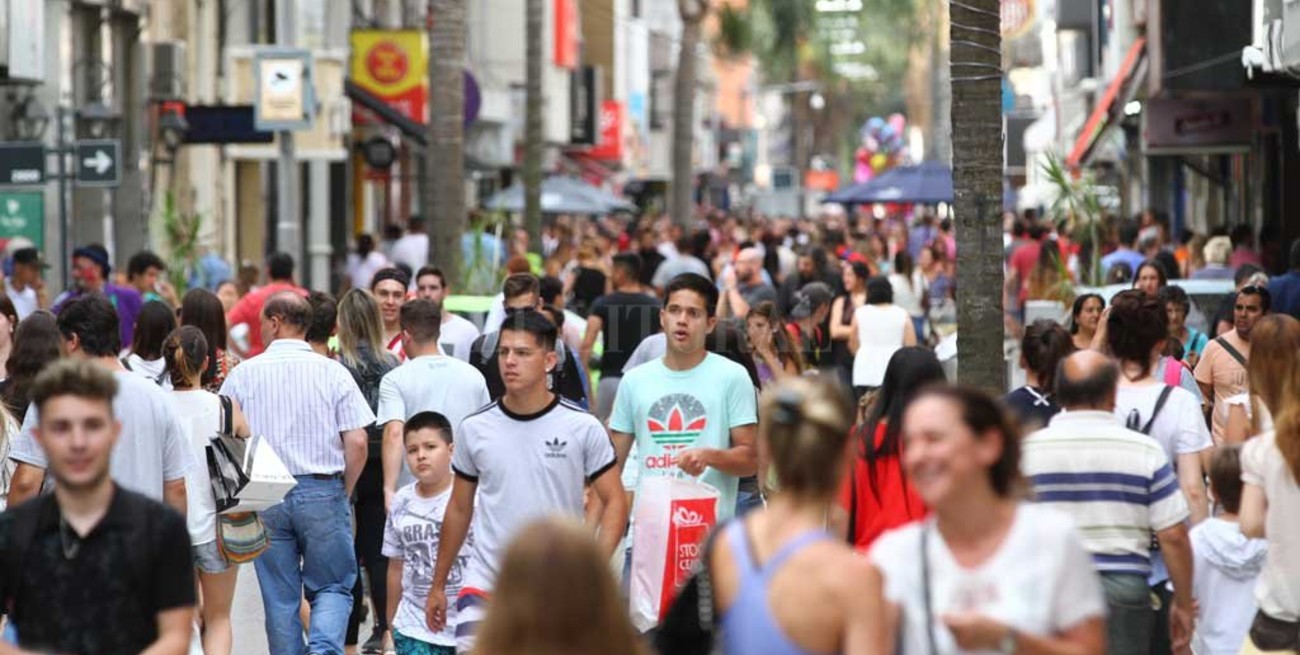 Advierten que la peatonal está "colmada" de vendedores ambulantes no autorizados