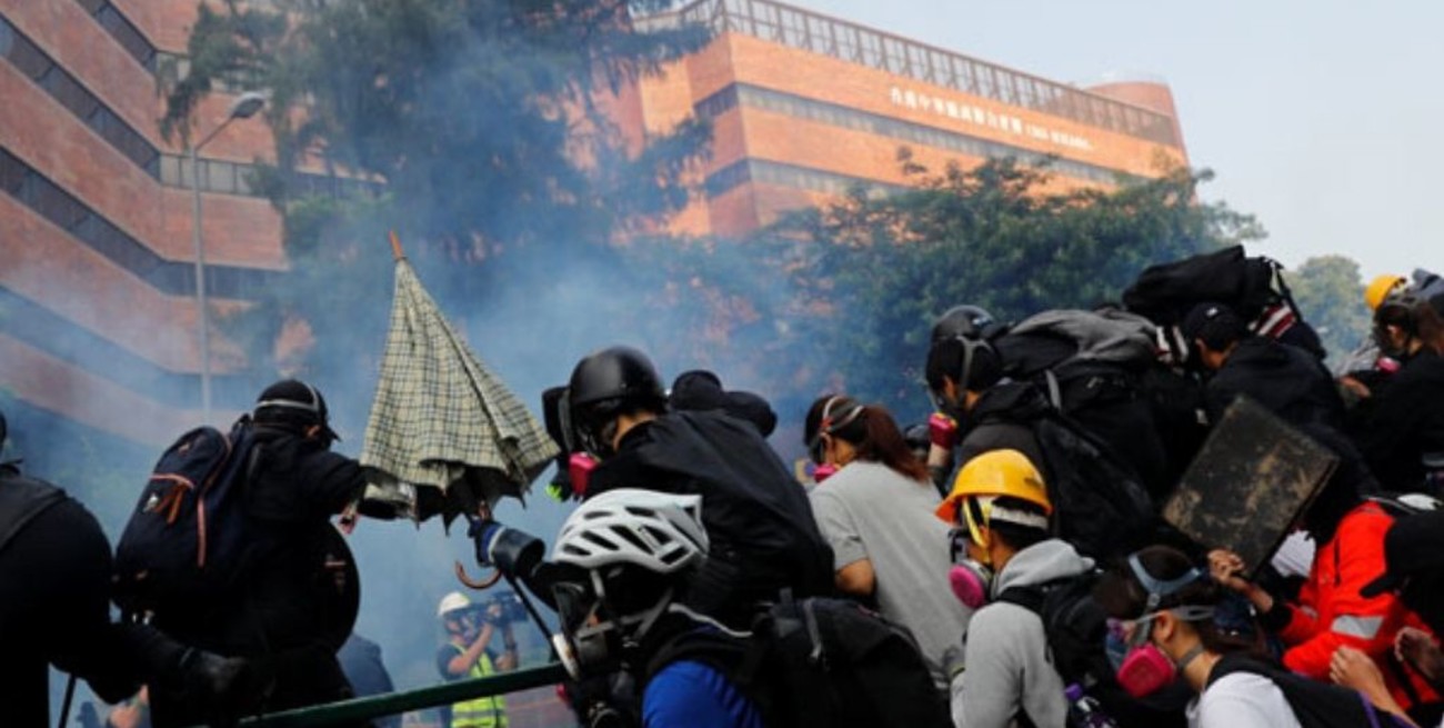 La policía de Hong Kong ingresa a la Universidad Politécnica 
