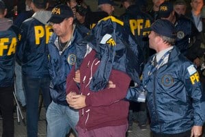 Clarín buenos aires 17 de mayo 2019 traslado del detenido por el doble crimen del congreso Juan Jose Cebolla Navarro Cadiz a la dependencia de la centra de la policia federal foto Rolando Andrade Stracuzzi ley 11723