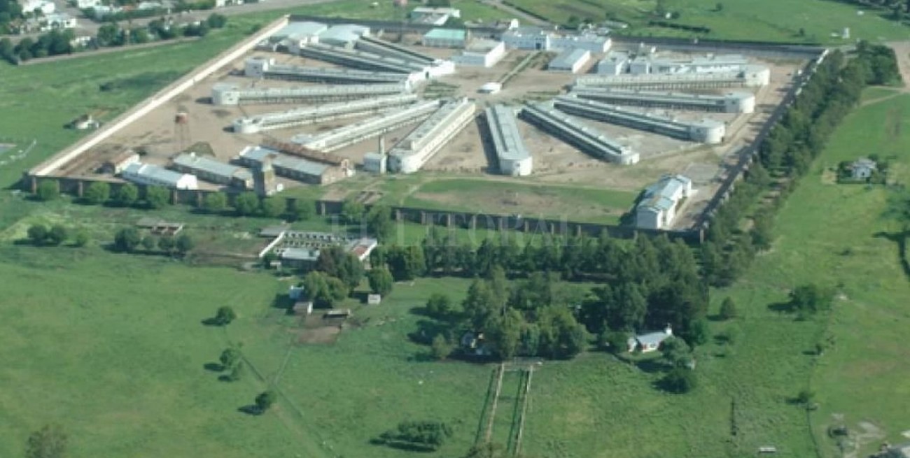 Dos delincuentes asaltaron el puesto de vigilancia del penal de Sierra Chica y robaron armas