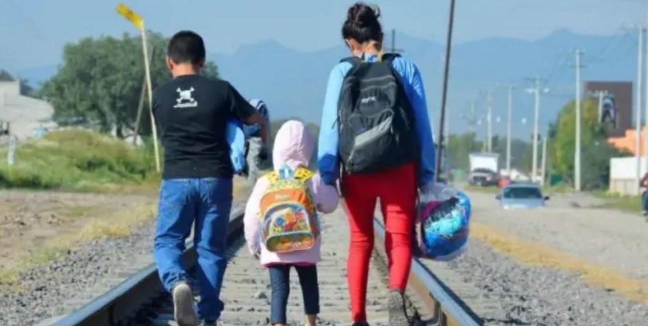 Los migrantes que escapan de las guerras con sus hijos son "héroes", afirmó el Papa